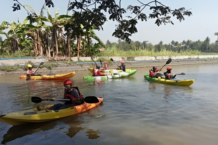 Wisata kano di Sungai Winongo Kecil di Jalan Samas, Kabupaten Bantul, Daerah Istimewa Yogyakarta.