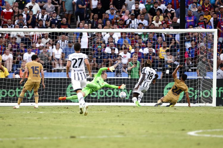 Penyerang Juventus Moise Kean mencetak gol ke gawang kiper Barcelona pada pertandingan persahabatan Internasional 2022 Barcelona vs Juventus di Cotton Bowl pada 26 Juli 2022 di Dallas, Texas.