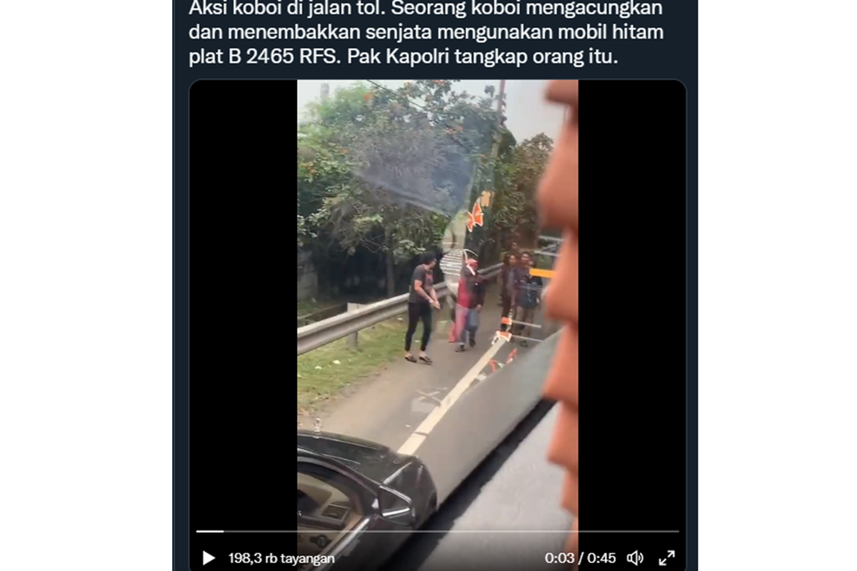 Tangkapan layar video yang memperlihatkan pengemudi mobil Mercy dengan pelat nomor RFS disebut melakukan aksi koboi di jalan tol.