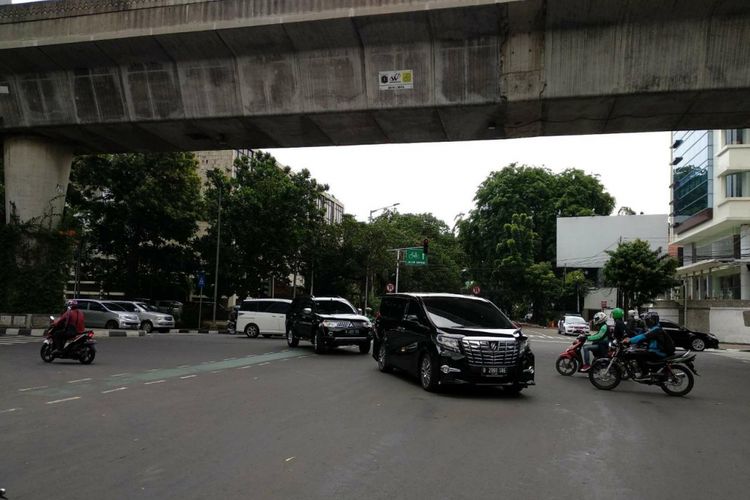 Mobil melawan arah di Jalan Melawai Raya, Jakarta Selatan, Rabu (25/10/2017).