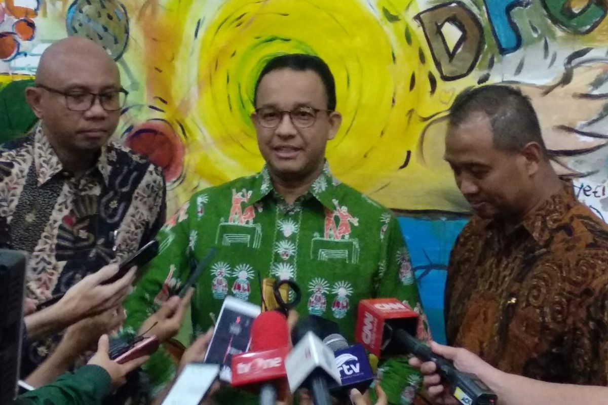 Direktur PT MRT Jakarta William Sabandar, Gubernur DKI Jakarta Anies Baswedan, dan Direktur PT Transjakarta Agung Wicaksono di Kantor PT Transjakarta, Jakarta Timur, Jumat (23/11/2018).