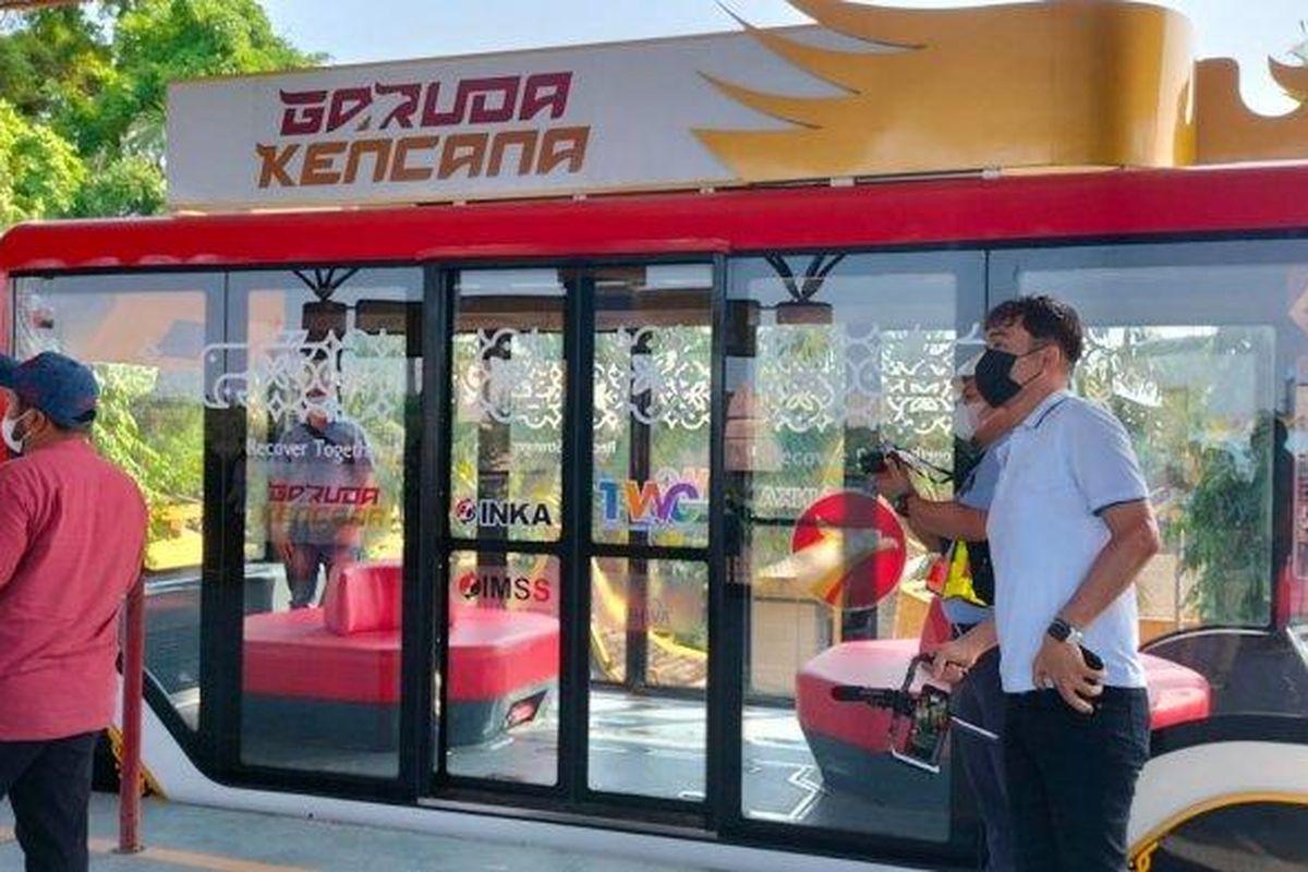 Uji coba tram mover 'Garuda Kencana' di Taman Mini Indonesia Indah (TMII), Jakarta Timur, Kamis (30/6/2022).
