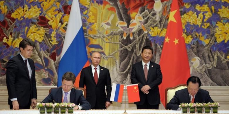 Presiden Rusia Vladimir Putin dan Presiden China Xi Jinping menyaksikan penandatanganan kesepakatan ekspor gas Rusia ke China senilai 400 miliar dolar AS selama 30 tahun.