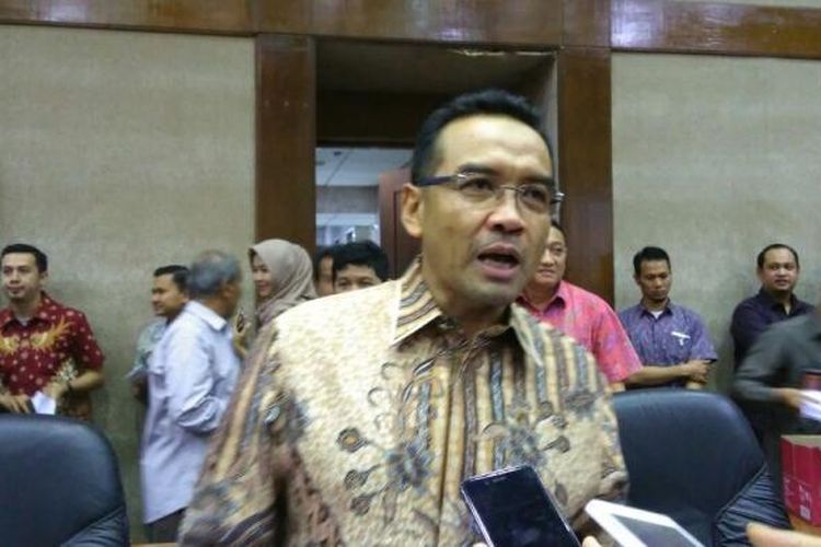 Ketua Komisi VI DPR-RI Teguh Juwarno usai rapat pembahasan PMN 2016, Jakarta, Kamis (23/6/2016). Komisi VI DPR-RI menyetujui PMN untuk 20 BUMN dan menolak usulan PMN untuk 3 BUMN.