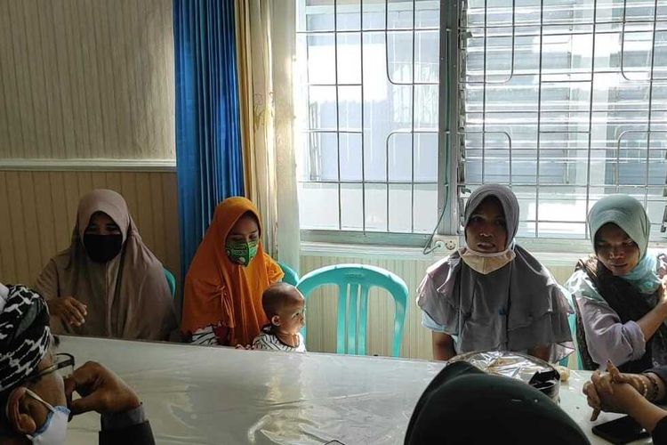 Sebanyak empat perempuan asal Desa Wajageseng, Kecamatan Kopang, Lombok Tengah, Nusa Tenggara Barat, harus mendekam di Rumah Tahanan (Rutan) Praya sejak Rabu (17/2/2021). Dua di antaranya membawa balita ke Rutan Praya karena masih menyusui.