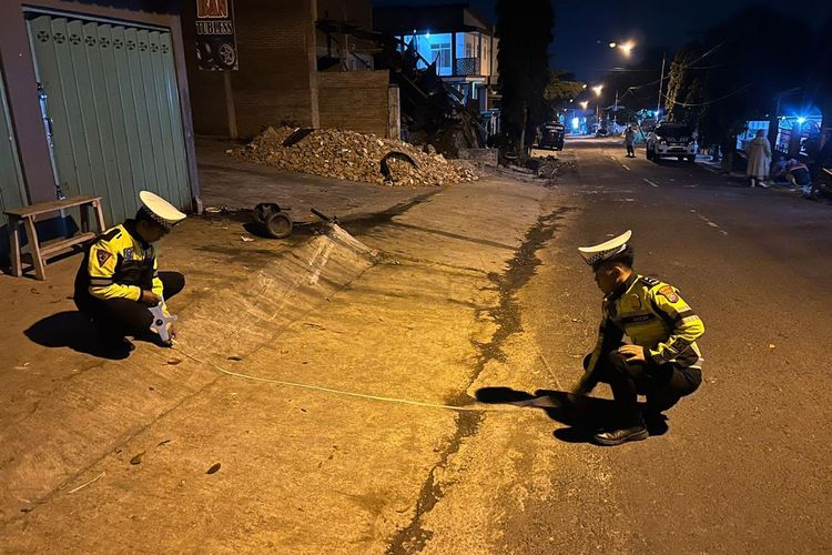 Polisi menunjukkan lokasi kejadian kecelakaan yang terjadi di Jalan Raya Tlekung, Desa Tlekung, Kecamatan Junrejo, Kota Batu.  