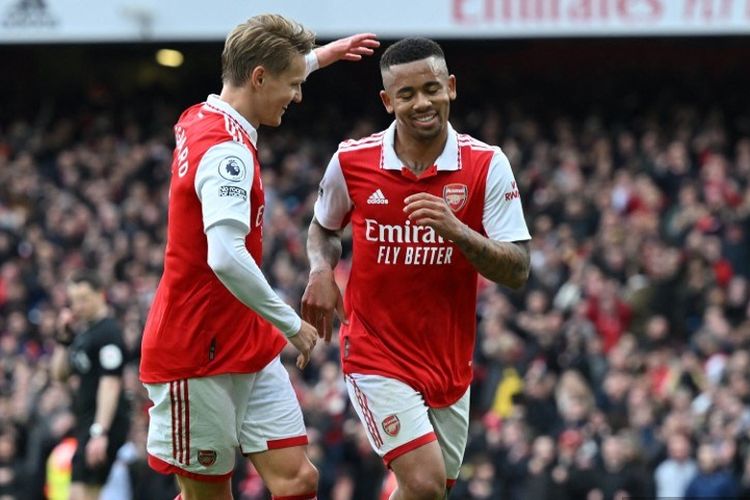 Gabriel Jesus (kanan) melakukan selebrasi bersama Martin Odegaard (kiri) usai membuat gol dalam laga pekan ke-29 Liga Inggris 2022-2023 antara Arsenal vs Leeds di Stadion Emirates, 1 April 2023. (Foto dari Glyn KIRK / AFP).