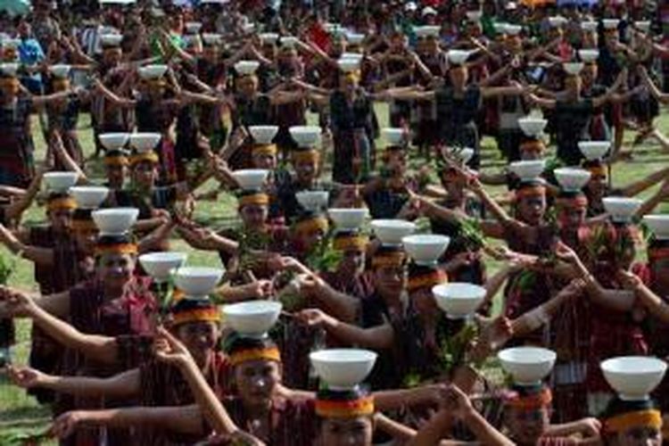 Ratusan penari menampilkan Tor-Tor Cawan pada pembukaan Festival Danau Toba, di Kabupaten Samosir, Sumut, Minggu (8/9/2014).