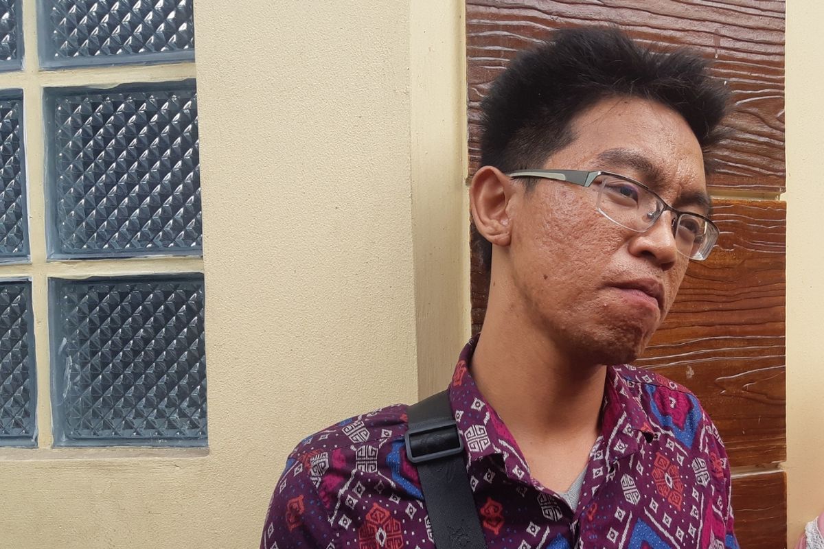 BL yang merupakan suami NPA ibu yang menganiaya hingga berujung pembunuhan kepada anaknya ikut langsung melihat rekontruksi adegan pembunuhan di di Jalan Haji Sanusi RT004/RW008 Kelurahan Duri Kepa, Kebon Jeruk, Jakarta Barat, Senin (28/10/2019).