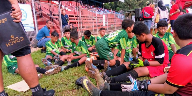 Para pemain Sekolah Sepak Bola (SSB) Tajimalela (Jakarta) didampingi pelatih pada pada babak final Biskuat Academy 2019 mulai Sabtu (11/1/2020) sampai dengan Minggu (12/1/2020) tersebut di Stadion Sepak Bola GOR Sumantri Brodjonegoro, Jakarta.
