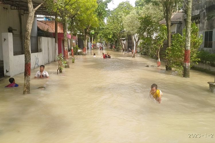 Grobogan Porn - Ribuan Rumah di Grobogan Terendam Banjir, Akses Jalan Tertutup Air hingga  1,7 Meter