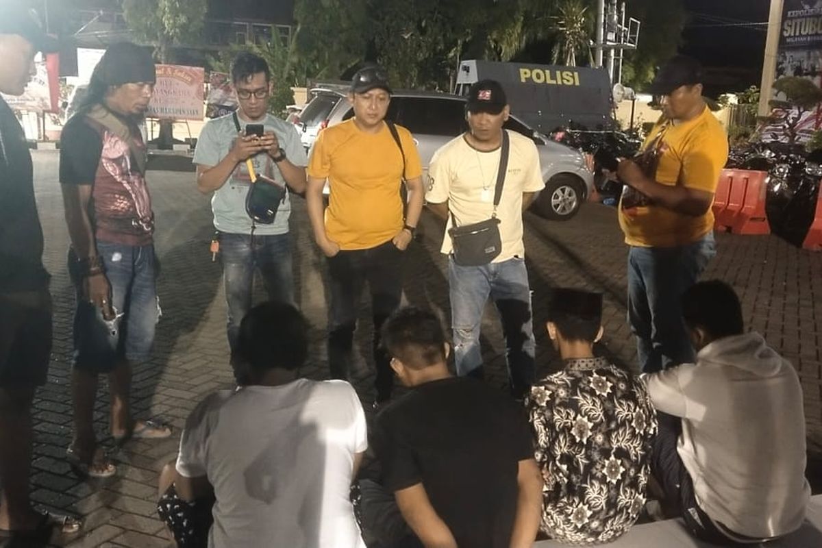 Foto: Gerombolan pelaku pembunuhan di Pantai Tampora Situbondo Jawa Timur ditahan di Mapolres Situbondo.