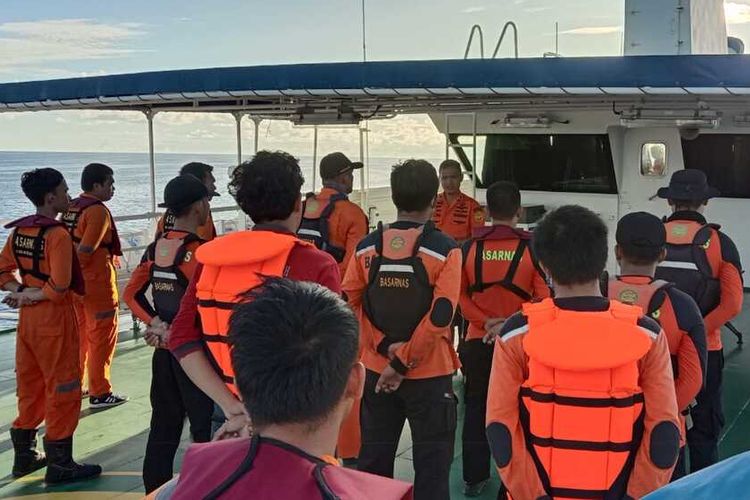Pencarian korban kecelakaan tenggelamnya KM Ladang Pertiwi 02 di Perairan Selat Makassar.