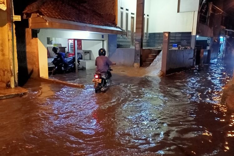 Hujan yang mengguyur Kota Bandung sejak pukul 14.00 menyebabkan beberapa wilayah di Kabupaten Bandung terdampak banjir. Warga Kampung Bojongasih mengeluhkan banjir kiriman dari Kota Bandung tersebut.