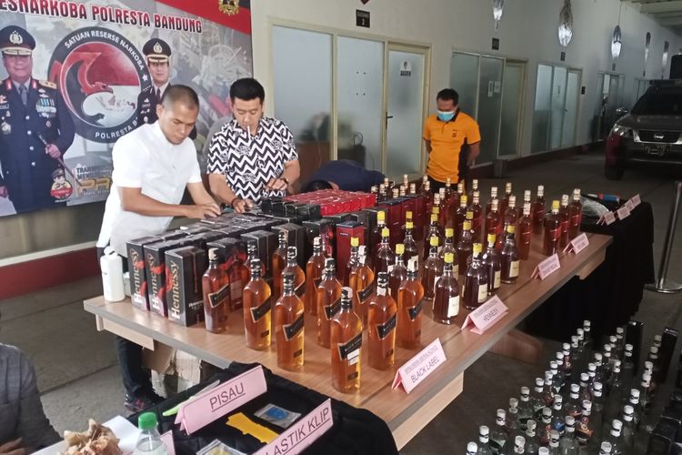 MI (34) seorang mahasiswa non-aktif jurusan farmasi diamankan jajaran Satnarkoba Polresta Bandung lantaran dengan sengaja menciptakan minuman keras oplosan berbagai merk. Dalam sehari MI berhasil menciptakan 30 sampai 50 botol sehari.