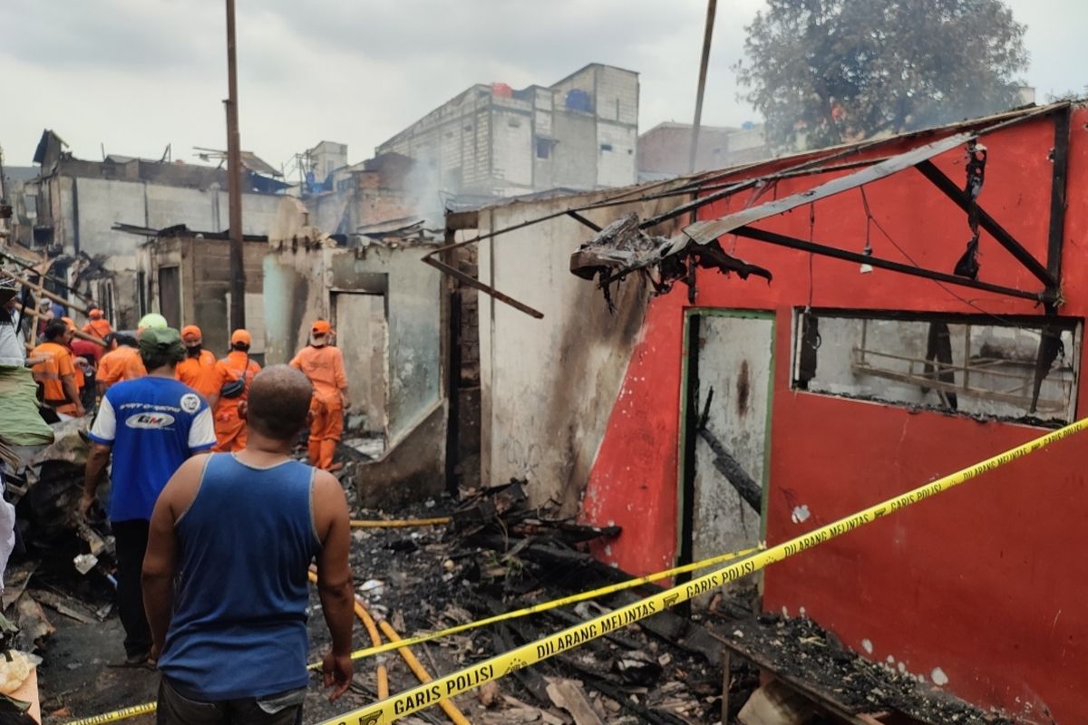 Kebakaran melanda sejumlah rumah di RT 007 RW 003 Kelurahan Tegal Parang, Mampang Prapatan, Jakarta Selatan pada Rabu (16/3/2022). 