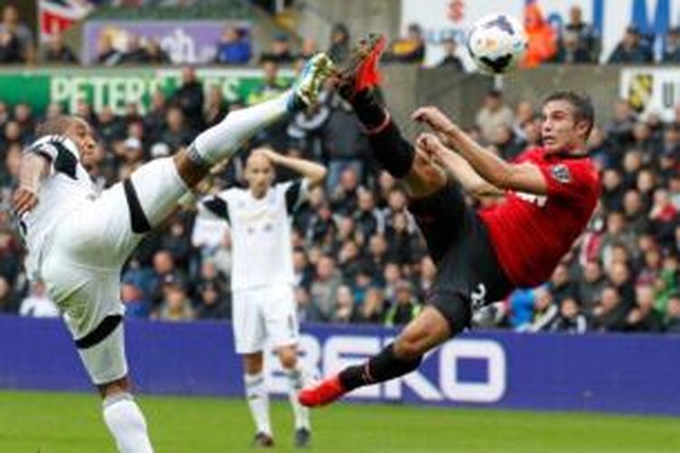 Striker Manchester United, Robin van Persie, melepaskan tendangan yang sukses membobol gawang Swansea City pada laga di Stadion Liberty, Sabtu (17/8/2013).
