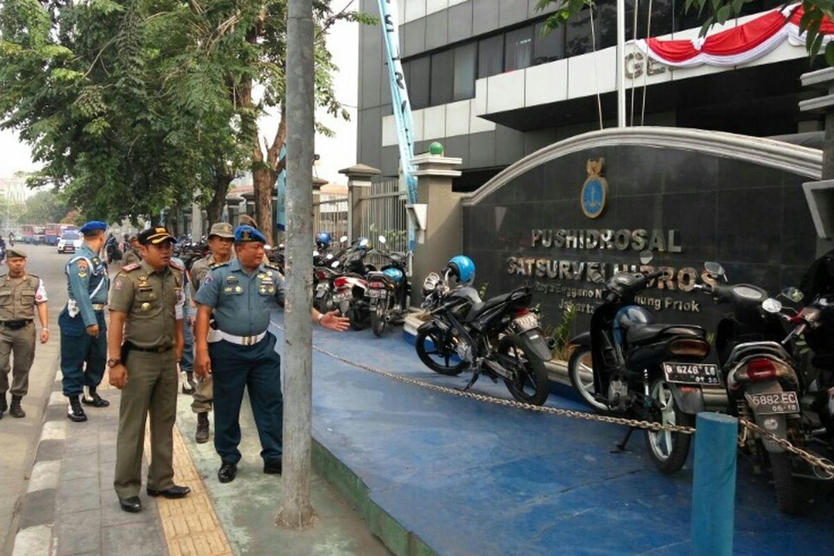 Satpol PP Jakut dan TNI AL berkoordinasi menertibkan trotoar yang dijadikan tempat parkir di depan Gedung Pusat Hidrografi dan Oseanografi TNI AL (Pushidrosal) Satsurvei Hidros, Selasa (15/8/2017)