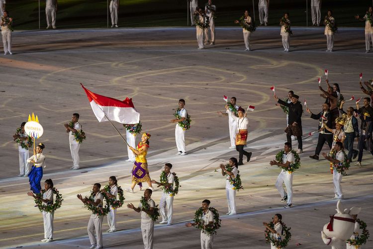 Atlet dan ofisial kontingen Indonesia mengikuti defile saat upacara Pembukaan SEA Games 2023 di Stadion Morodok Techno National Stadium, Phnom Penh, Kamboja, Jumat (5/5/2023). Tim Indonesia membawa 599 atlet yang akan berlaga di 31 cabang olahraga dalam kompetisi multievent Asia Tenggara.