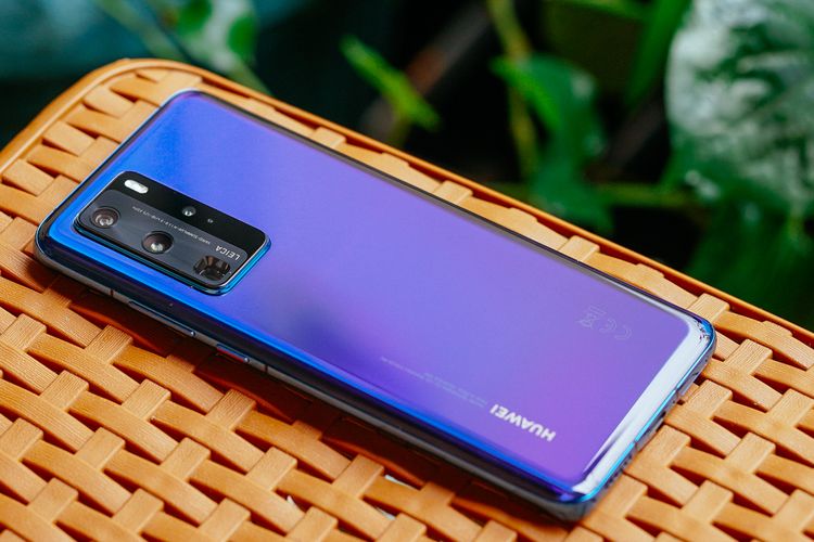 Tampilan punggung Huawei P40 Pro varian warna deep sea blue bisa berubah-ubah warna tergantung sudut pandang, dengan gradasi biru dan ungu. 

