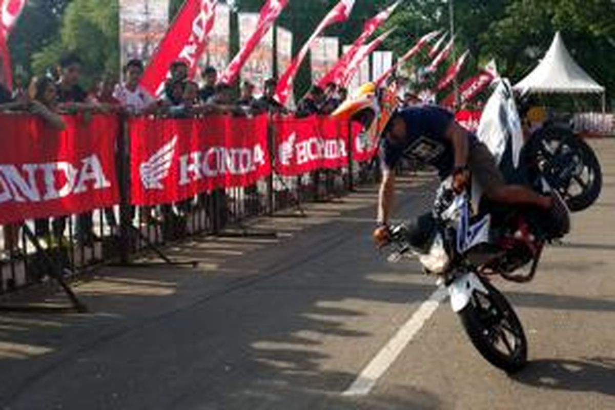 Stunt rider Honda di ajang Honda Sport Motoshow di Tangerang, (29/3/2015)