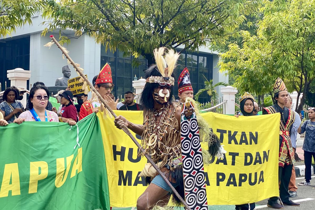 Perwakilan masyarakat adat Suku Awyu dan Suku Moi Sigin dari Papua, kembali menggelar aksi damai di depan Gedung Mahkamah Agung (MA), Jakarta, pada Senin (22/7/2024). Sejumlah perwakilan organisasi dan masyarakat sipil ikut hadir menyampaikan dukungan.