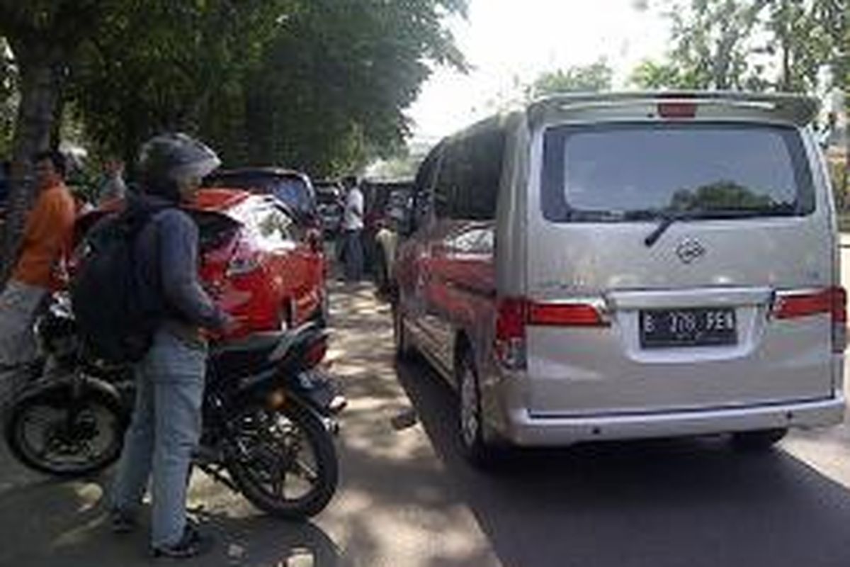 Setelah penertiban parkir liar oleh Suku Dinas Perhubungan Jakarta Timur, masih banyak pengemudi yang memarkirkan kendaraannya di sepanjang Jalan Pemuda, Rawamangun, Selasa (24/9/2013). Mayoritas pemilik mobil tersebut adalah orangtua yang ingin menjemput anaknya di sebuah sekolah swasta di Rawamangun.