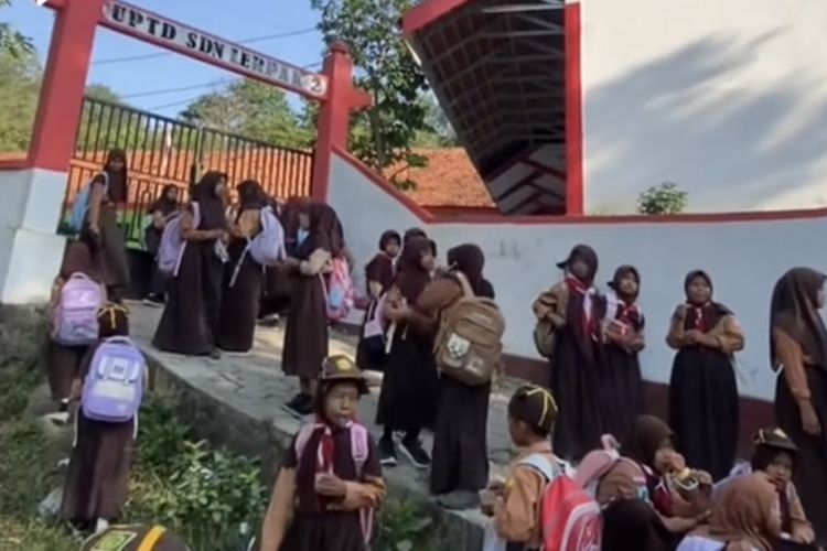 Sengketa Lahan Memanas, Pemilik Lahan SDN Lerpak 2 Ancam Tutup Sekolah Usai Siswa Kembali Masuk Kelas