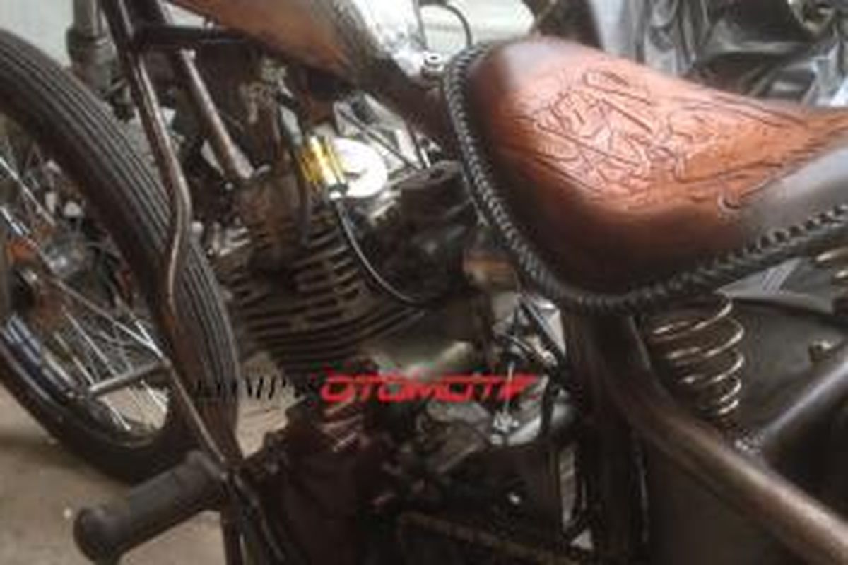 Sepeda motor bergaya Chopper yang peralatannya dijual di Budung Kustompart.