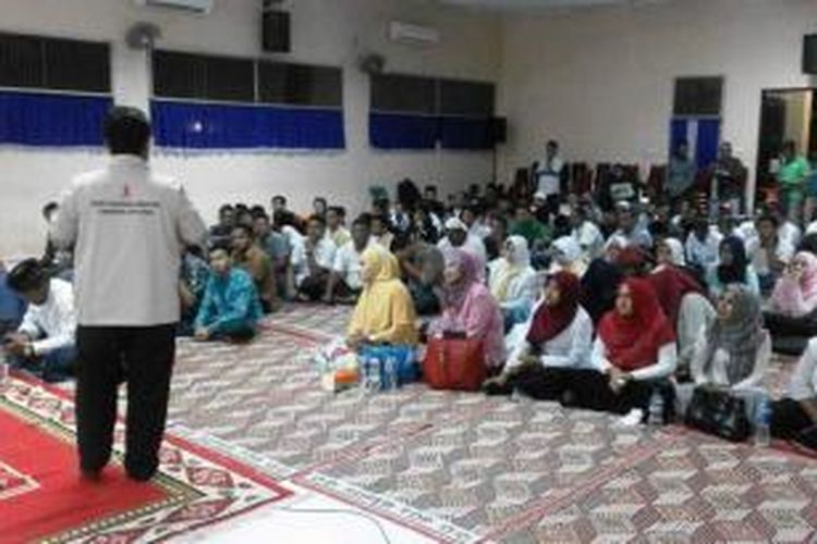 Sejumlah remaja mengikuti malam renungan untuk memperingati hari Aids dunia yang diselenggarakan oleh Palang Merah Indonesia (PMI) Aceh Utara di Gedung Serbaguna, Lhoksukon, Aceh Utara, Senin (30/11/2015) malam. 