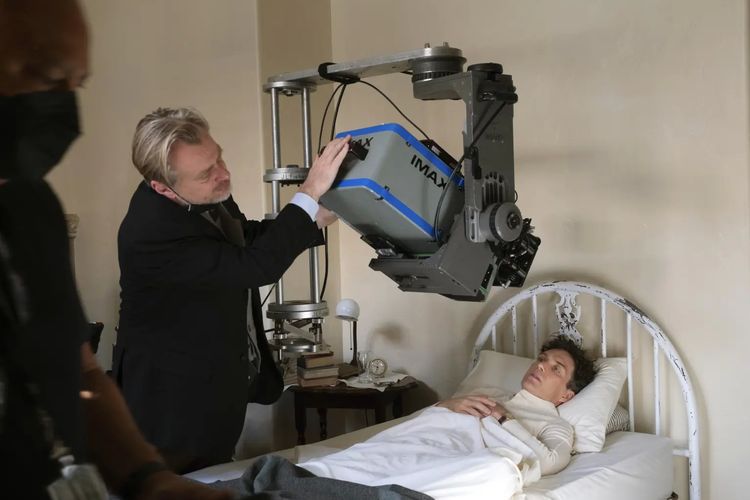 Christopher Nolan sedang dalam proses syuting film Oppenheimer menggunakan kamera film IMAX.
