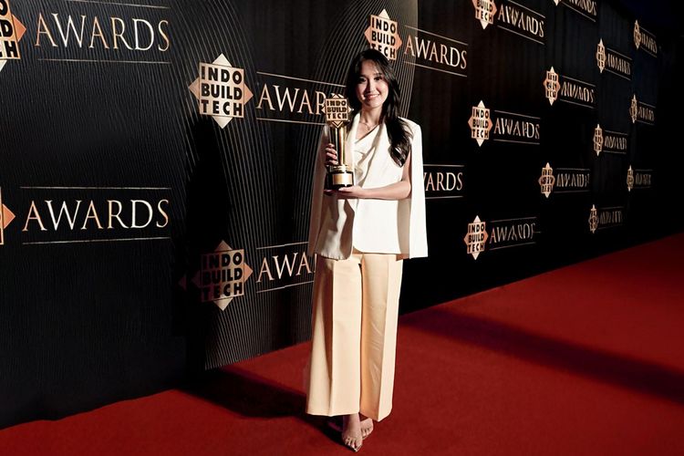 Manager Marketing Paloma Hardware Erika Safira saat menerima penghargaan prestisius dalam kategori Best of the Best Sanitary Hardware & Accessories.
