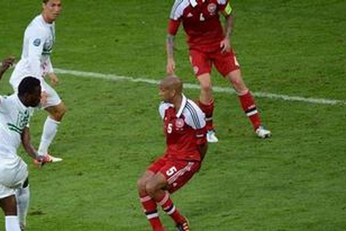 Penyerang Portugal, Silvestre Varela (kiri), melepaskan tembakan, yang berujung gol ke gawang Denmark, pada matchday kedua Grup B Piala Eropa 2012, di Arena Lviv, Rabu (13/6/2012).