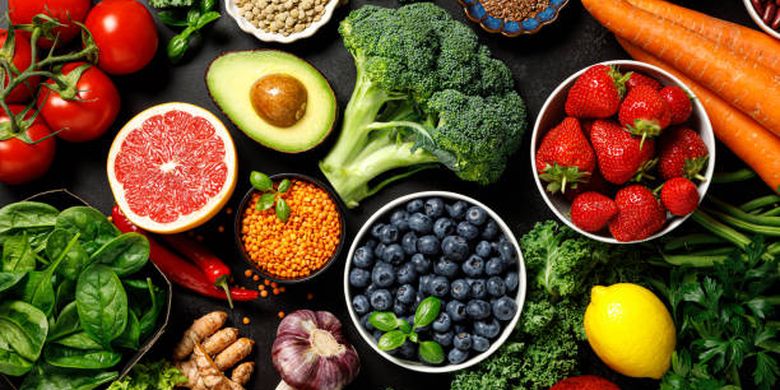 Ilustrasi sayuran dan buah. Beberapa sayuran dan buah mengandung nutrisi tertentu yang dapat menambah produksi sel darah merah dan melawan anemia. Misalnya, zat besi dan vitamin C dalam sayuran hijau, buah sitrus, dan buah beri. 