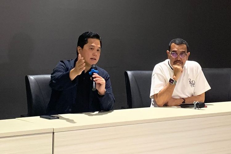 Ketua Umum PSSI, Erick Thohir, saat berbicara soal pemberian bonus senilai Rp 2 miliar untuk PSM seusai juara Liga 1 2022-2023 di GBK Arena, Senayan, Jakarta, pada Rabu (19/4/2023). Selain itu, Erick Thohir juga menyinggung hukuman pengurangan poin bagi klub yang melanggar aturan flare.