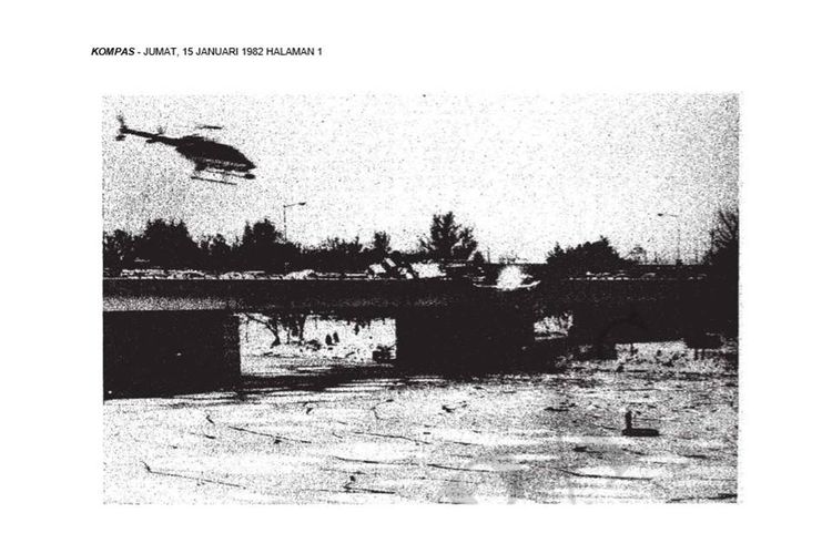 Jembatan 14th Street Washington berantakan dan sebuah truk terjungkir setelah pesawat Boeing 737 Air Florida jatuh pada 13 Januari 1982