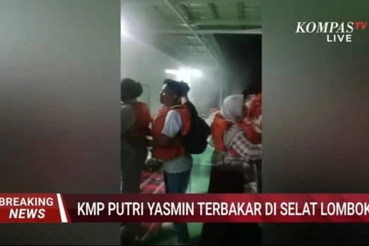 KMP Putri Yasmin Terbakar di Selat Lombok, Para Penumpang Dievakuasi