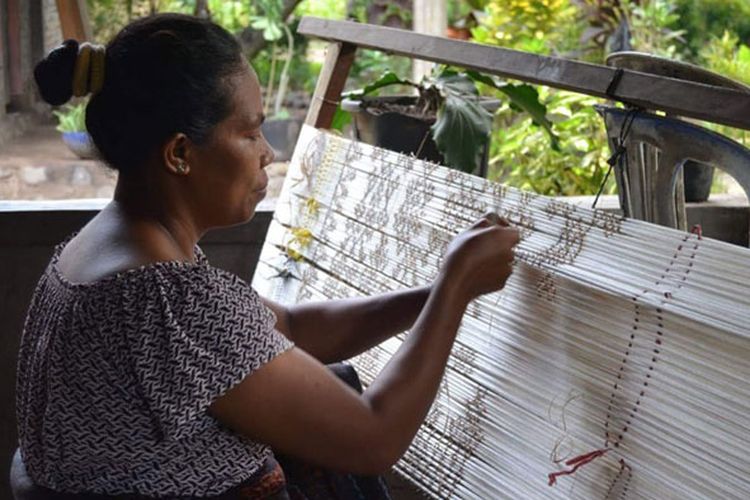 Proses menenun kain tenun Sikka jenis Tama Lua di rumah pengungsian Bukit Sion, Kelurahan Hewuli, Kecamatan Alok Barat, Kabupaten Sikka, Nusa Tenggara Timur (NTT), Senin (11/2/2019).