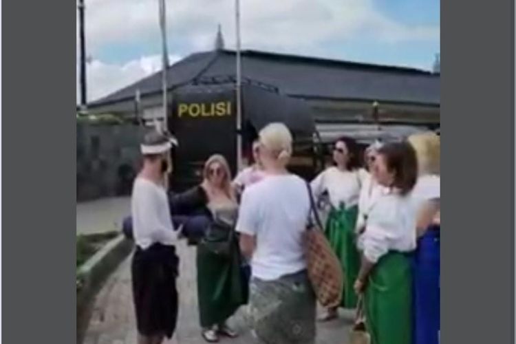 Tangkapan layar video warga negara asing yang diduga menjadi pemandu wisata di Pura Agung Besakih, Kabupaten Karangasem, Provinsi Bali. 