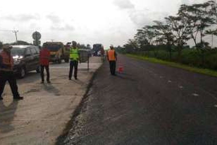 Kegiatan perbaikan Tol Kanci Pejagan Jalur A (Jakarta-Semarang) pada Senin (25/4/2016).