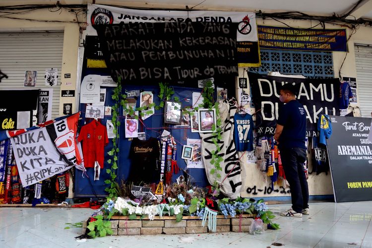 Memperingati pasca 2 bulan Tragedi Kanjuruhan, seorang peziarah berdoa di Gate 13 Stadion Kanjuruhan Kepanjen, Kabupaten Malang, Kamis (1/12/2022) siang.