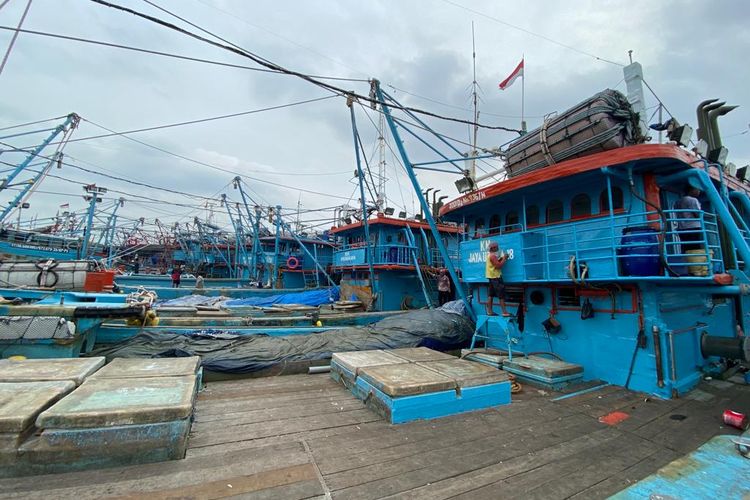 Kapal dengan berbagai ukuran bersandar di Pelabuhan Nizam Zachman, Jakarta Utara pada Selasa (3/1/2022). Para anak buah kapal (ABK) kesulitan berlayar lantaran cuaca buruk dan ombak yang tinggi. 