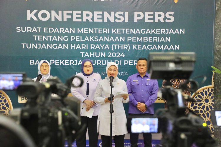 Menteri Ketenagakerjaan (Menaker) Ida Fauziyah saat Konferensi Pers terkait Surat Edaran (SE) Menaker tentang Pelaksanaan Pemberian THR Keagamaan 2024 bagi Pekerja atau Buruh di Perusahaan, Jakarta, Senin (18/3/2024).