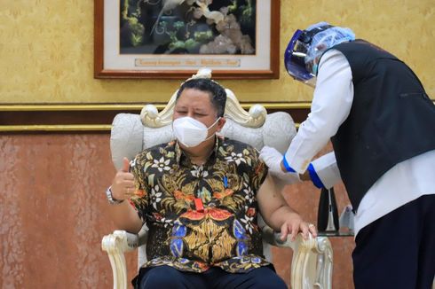 Disuntik Vaksin Covid-19 Dosis Kedua, Plt Wali Kota: Warga Surabaya Tidak Perlu Takut Divaksin