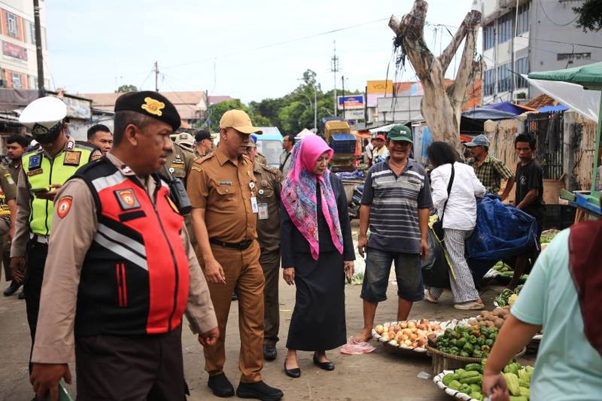  relokasi pedagang Pasar Anyar Tangerang dimulai pada Jumat (19/1/2024) hingga Jumat (26/1/2024). Petugas gabungan Pemkot Tangerang pun membantu tahapan relokasi para pedagang ke tempat yang telah ditentukan, yakni Plaza Shinta dan Metropolis Town Square.