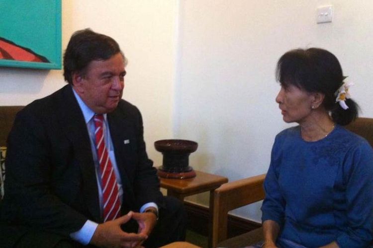 Politisi AS, Bill Richardson, berbincang dengan Pemimpin de facto Myanmar, Aung San Suu Kyi. Richardson mundur dari jabatannya sebagai Dewan Penasihat Negara Bagian Rakhine setelah kecewa dengan Suu Kyi (25/1/2018).