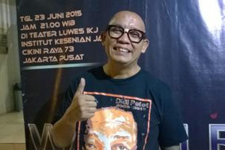 Pembawa acara dan penyanyi Jhody Sumantri atau lebih dikenal dengan nama Jhody 'Super BEJO' berpose usai wawancara di sela acara Wajah Rinduku untuk mengenang almarhum Didi Petet di Teater Luwes, IKJ, Cikini, Jakarta Pusat, Rabu (24/6/2015) dini hari.