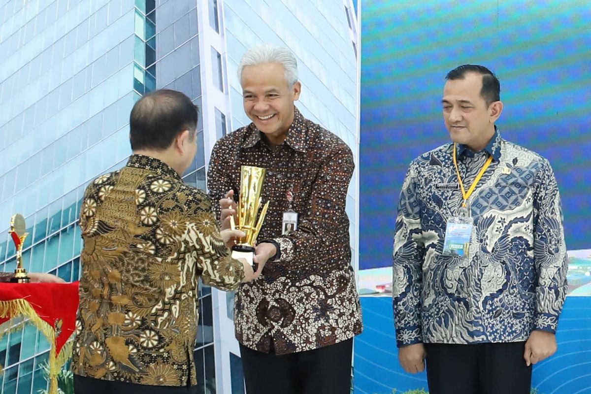 Gubernur Jawa Tengah (Jateng) Ganjar Pranowo menerima penghargaan dari Badan Perencanaan Pembangunan Nasional (Bappenas) Republik Indonesia setelah Pemerintah Provinsi (Pemprov) Jawa Tengah (Jateng) kembali terpilih menjadi provinsi terbaik pertama dalam Penghargaan Pembangunan Daerah (PPD) 2023. Penghargaan itu diserahkan di Kantor Bappenas Jalan Taman Suropati, Menteng, Jakarta Pusat, Rabu (14/6/2023).
