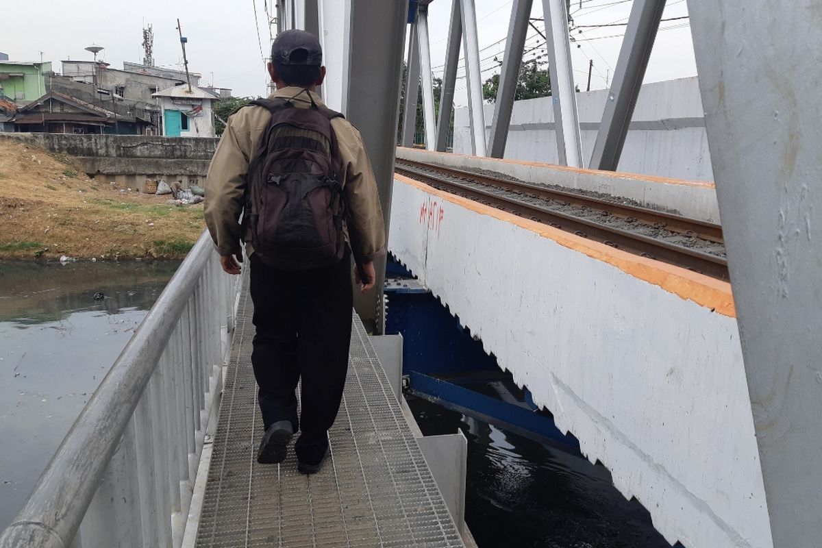 JPO di dekat perlintasan kereta Kalianyar, Jakarta Barat yang tidak ada pembatas disalah satu sisinya