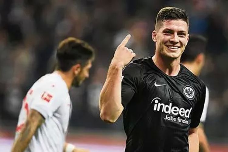 Luka Jovic tengah diincar oleh dua klub raksasa Spanyol, Real Madrid dan Barcelona, Rabu (24/4/2019)